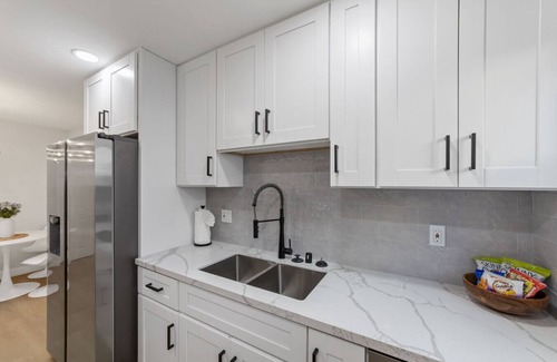 Bay Ho House | 2BR, 2B, Coffee Bar, Cozy Sectional, Rainfall Shower, Smart TVs, Cozy Beach Theme