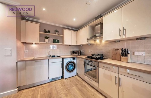 Woking Apartment | Spacious 2BR Apartment with Free Parking & Full Kitchen