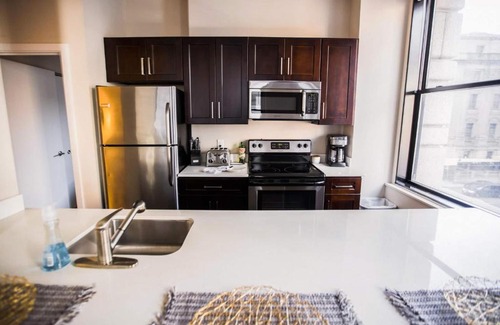 Downtown Baltimore Apartment | Executive 2BR/2BA Suite with Gym & Family-Friendly Amenities