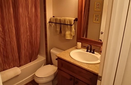 Welaka Condo | Impressive 2BR Condo with Pool & Boat Slip by River