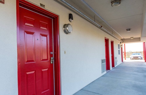 Bluff City Condo | 2BR / 2BA Condo in Bristol, TN / Walk to BMS / 15 min. to Casino!