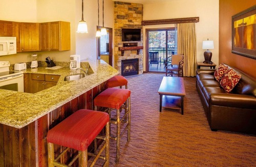 Lake Delton Condo | Enchanting 2BR/2BA Suite with Waterpark Passes & Spa