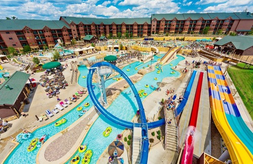 Lake Delton Condo | Enchanting 2BR/2BA Suite with Waterpark Passes & Spa