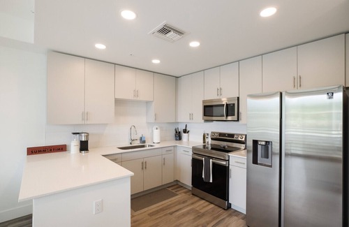 Central Sarasota Condo | Waterfront Retreat in Downtown Sarasota with Resort Pool