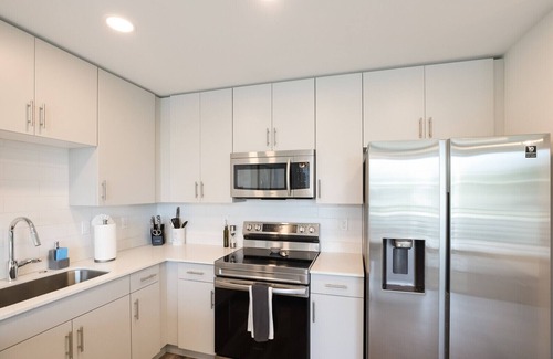 Central Sarasota Condo | Waterfront Retreat in Downtown Sarasota with Resort Pool