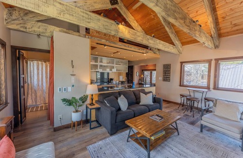 Crested Butte House | Pet-Friendly Townhome: 2 Blocks to Ski Bus & Scenic Views