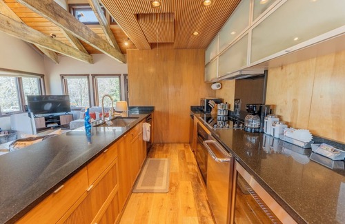 Crested Butte House | Pet-Friendly Townhome: 2 Blocks to Ski Bus & Scenic Views