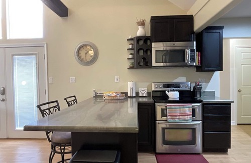 Brownsville Villa | Immaculate 2BR Villa with Oceanfront Pool and Spa