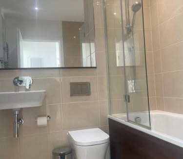 Reading Apartment | Top Floor Apartment in RG2 with Balcony & Free Parking