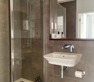 Reading Apartment | Top Floor Apartment in RG2 with Balcony & Free Parking