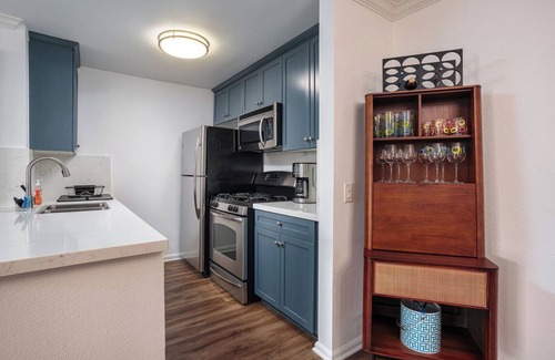 Hollywood Condo | Pet-Friendly 2BR Oasis in Historic Hollywood with Ocean Views