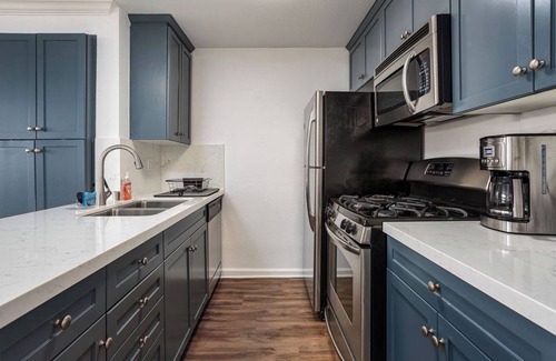 Hollywood Condo | Pet-Friendly 2BR Oasis in Historic Hollywood with Ocean Views