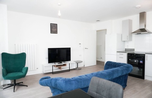 Barking Apartment | 2BR-360 views-Balcony-Parking-WiFi-SmartTV