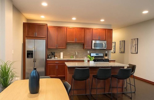 Chicago Apartment | 2BR Airy Apt w/Free Parking