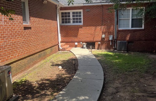Albany House | Inviting 2br Getaway with Spa and Pet-Friendly Amenities