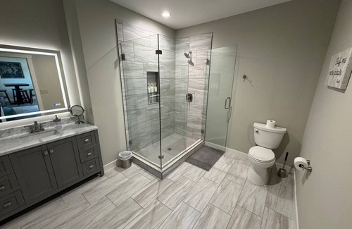 Milwaukee Apartment | Convenient 2BR Apartment with Laundry and Parking