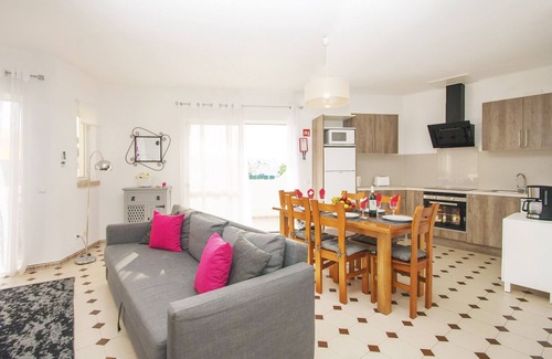 Castelo Apartment | Beautiful Apartment with Pool, A/C & Oceanfront Views