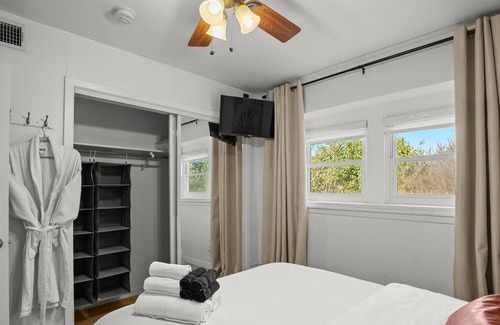 Old Enfield Apartment | 2BR Aptnear downtown & UT Austin w/ balcony