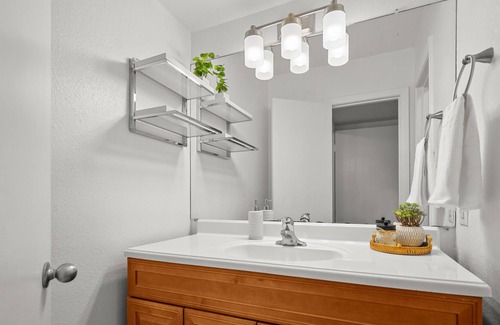 Old Enfield Apartment | 2BR Aptnear downtown & UT Austin w/ balcony