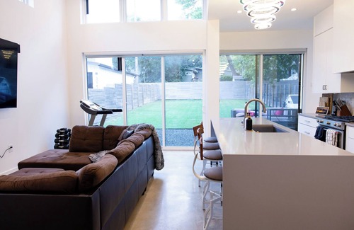 Galindo House | Downtown Austin Oasis: EV Charging and Pet-Friendly Stay