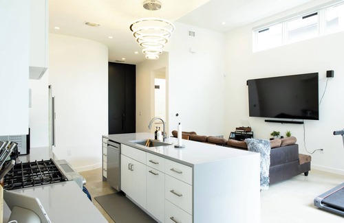 Galindo House | Downtown Austin Oasis: EV Charging and Pet-Friendly Stay