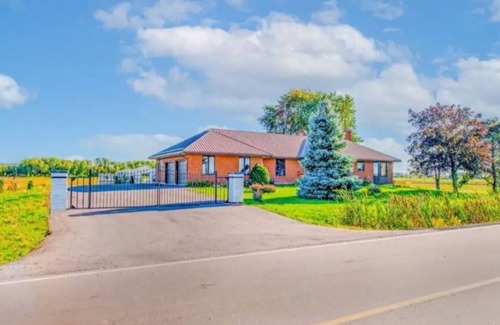 York Regional Municipality Apartment | Cozy 2BR Basement Apartment in Newmarket with Spa & Hot Tub