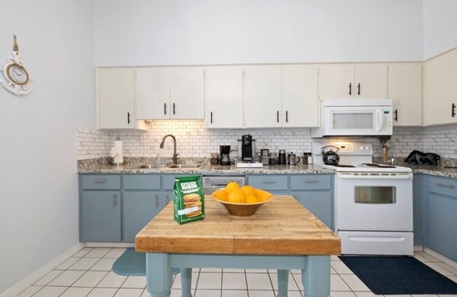 Saint Armands Key Apartment | Beachy Speakeasy: 2 Bedroom Retreat Near Lido Beach
