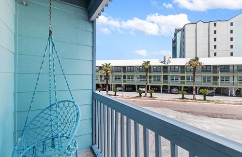 Gulf Shores Apartment | 2BR Condo Beach Access, Pool and Walk to Hangout!