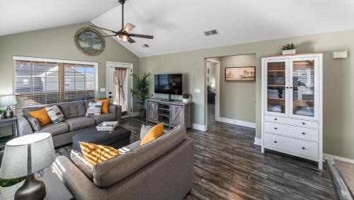 Branson West House | Unwind with Jetted Tub & Golf Access – Top Rated Stay!
