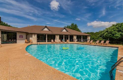 Branson West House | Unwind with Jetted Tub & Golf Access – Top Rated Stay!