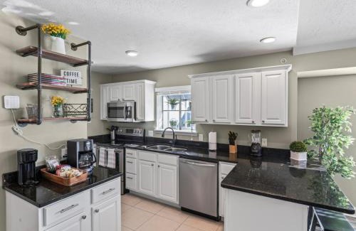 Branson West House | Unwind with Jetted Tub & Golf Access – Top Rated Stay!