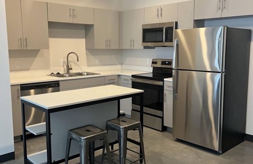 Downtown Lincoln Condo | Inviting 2BR Retreat with Spa and Pool in Lincoln