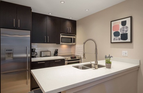 Whistler House | Modern Townhome Retreat with Lake View in Whistler