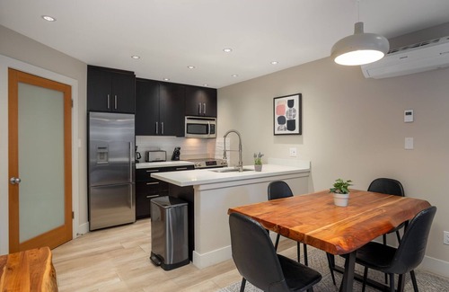 Whistler House | Modern Townhome Retreat with Lake View in Whistler