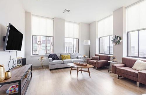 Downtown Baltimore Apartment | Stylish 2BR Apartment with Rooftop Deck & Pool Access