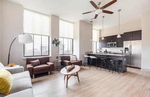 Downtown Baltimore Apartment | Stylish 2BR Apartment with Rooftop Deck & Pool Access