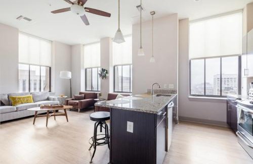 Downtown Baltimore Apartment | Stylish 2BR Apartment with Rooftop Deck & Pool Access