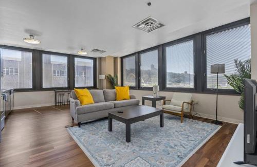 Downtown Pittsburgh Apartment | Stylish 2BR Downtown Apartment with Gym & Deck Access
