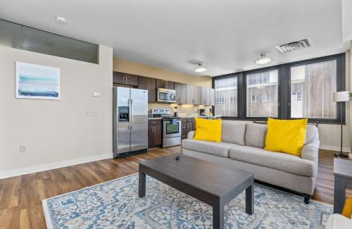 Downtown Pittsburgh Apartment | Stylish 2BR Downtown Apartment with Gym & Deck Access