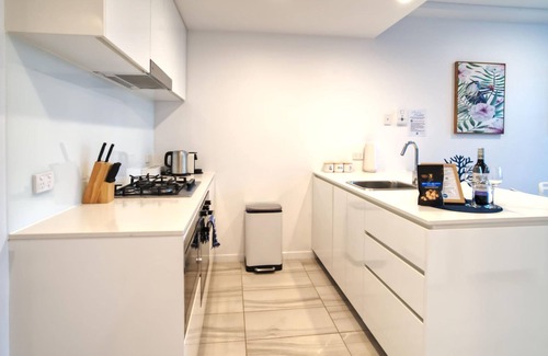 Newstead Apartment | Inviting 2BR Oasis with Pool, Rooftop & Gym Awaits You