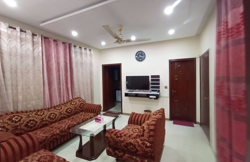 Lahore House | Modern 2BR House with Breakfast in Prime Location