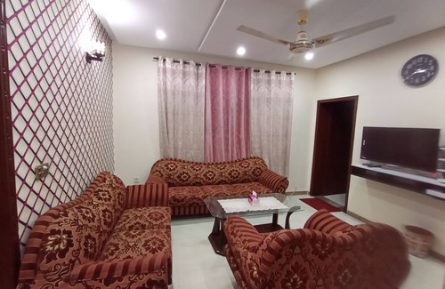 Lahore House | Modern 2BR House with Breakfast in Prime Location