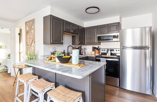 Buckroe Beach House | Renovated 2-Bed Retreat with Spa & Breakfast Included!