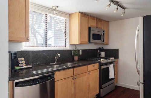 Bouldin House | 2BR Gem Heart of DT/SoCo/Zilker Pets OK + Parking