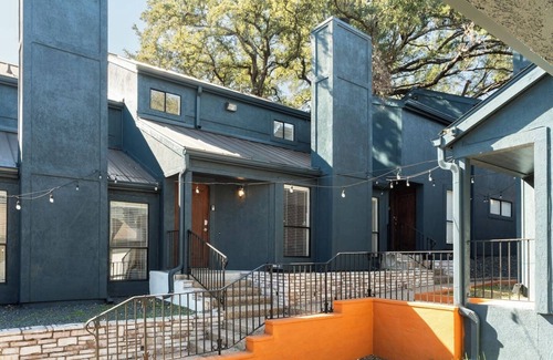 Bouldin House | 2BR Gem Heart of DT/SoCo/Zilker Pets OK + Parking