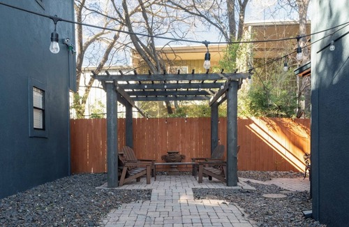 Bouldin House | 2BR Gem Heart of DT/SoCo/Zilker Pets OK + Parking