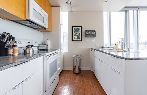 West Bellevue Apartment | Discover Sophari's 2BR Retreat in Bellevue with Pool