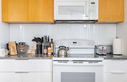 West Bellevue Apartment | Discover Sophari's 2BR Retreat in Bellevue with Pool