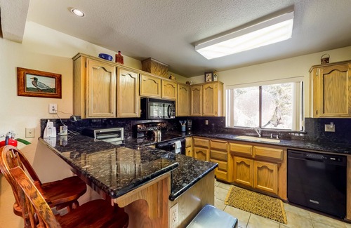 Lakeshore Condo | Inviting Lake Home with Scenic Views and Family-Friendly Amenities