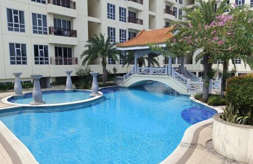 Chinatown House | Cozy Lucky Tower Residence: 2BR Condo with Pool & Spa